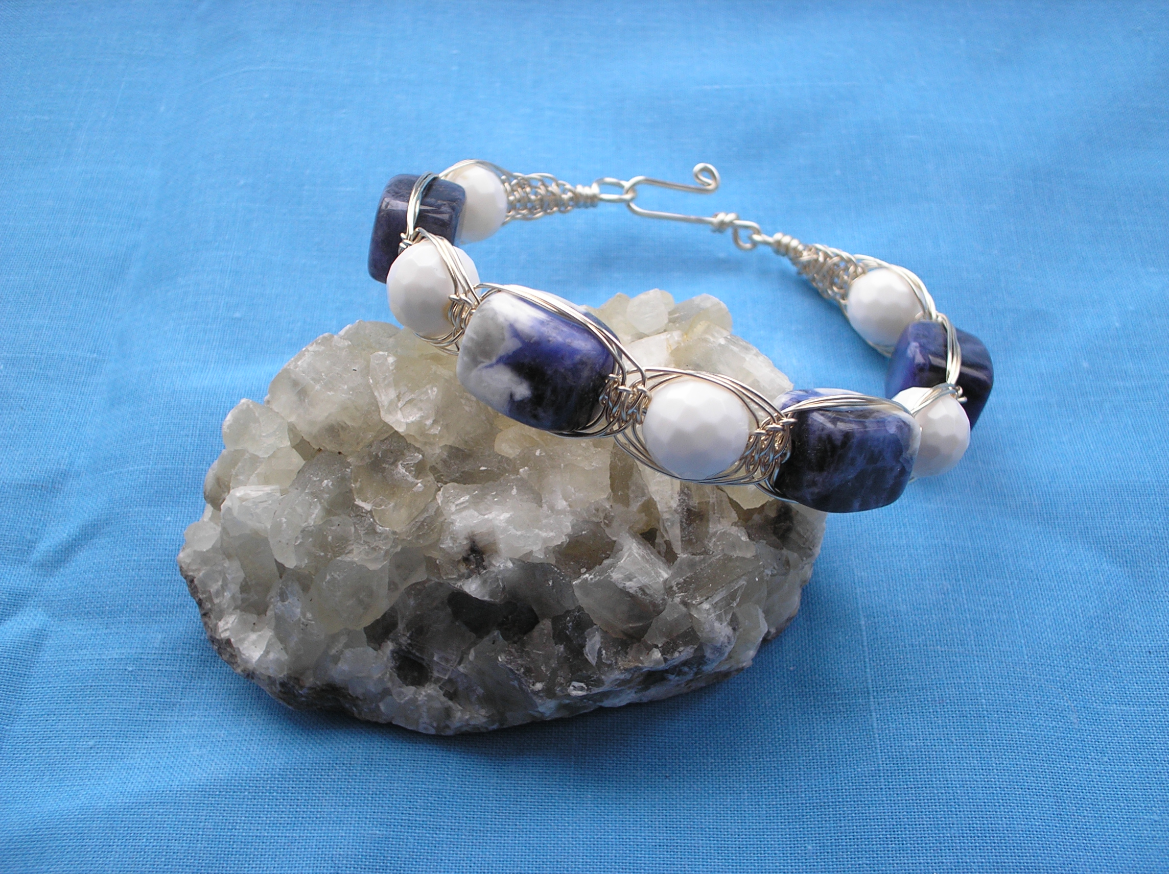 Sodalite and shell pearl wire bracelet